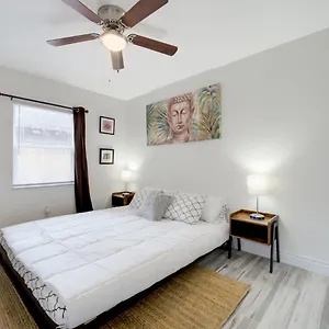 Modern Bayshore 50 Apartment