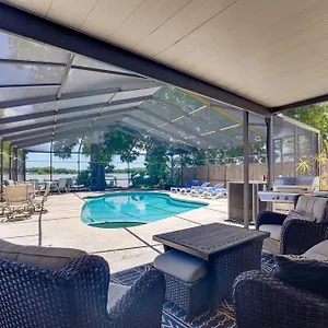 Waterfront Gem With Pool, Dock And Lanai In Tampa! Holiday home